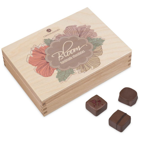 praline din ciocoata in cutie din lemn cu flori