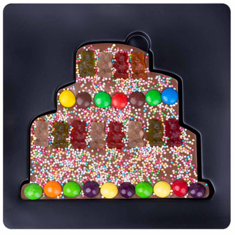 Tort din ciocolata cu lapte decorat cu M&M