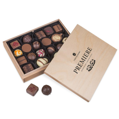 praline in cutie de lemn