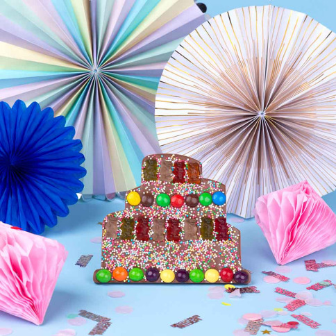 Tort din ciocolata cu lapte decorat cu M&M