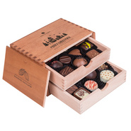 Praline belgiene in cutie de lemn. Cadouri de Craciun